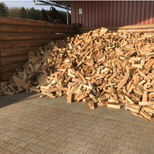 Brennholz lose auf großem Haufen